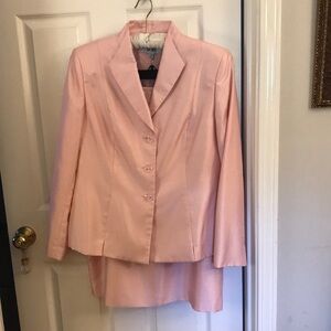 Beautiful two-piece LeSuit pink suit, fully lined. Skirt length: below the knee.